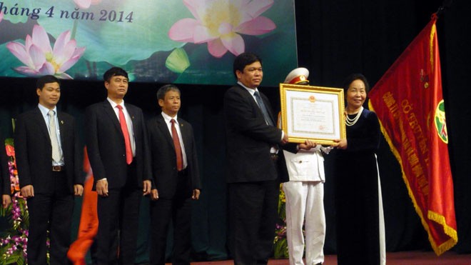 Phó Chủ tịch nước Nguyễn Thị Doan tặng huân chương cho tập thể có thành tích xuất sắc. Ảnh: Phong Cầm.