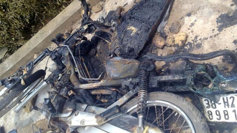 Chiếc xe máy của Trưởng công an xã Bắc Sơn bị đốt cháy.