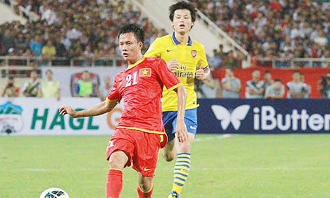 Mạnh Dũng (số 21), đang dính vào vụ bán độ ở V.Ninh Bình, từng là đội phó của U23 Việt Nam thi đấu tại SEA Games 27.