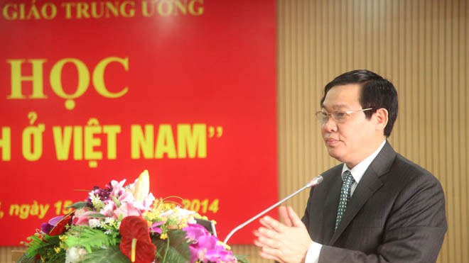 Trưởng Ban Kinh tế Trung ương Vương Đình Huệ phát biểu tại Hội thảo.