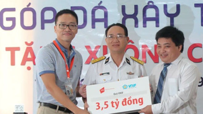 Ông Lê Hồng Minh, Tổng Giám đốc công ty VNG, đại diện quỹ VNIF trao tặng số tiền trang bị tàu CQ cho đại diện quân chủng Hải Quân.