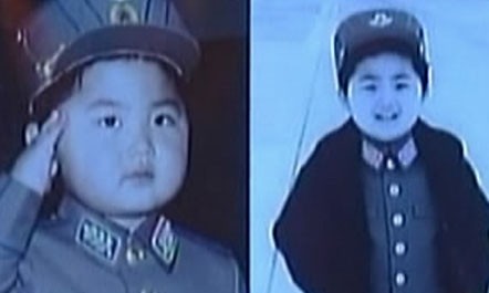Lãnh đạo Kim Jong Un lúc 4 tuổi trong bộ quân phục. Ảnh: KCNA.