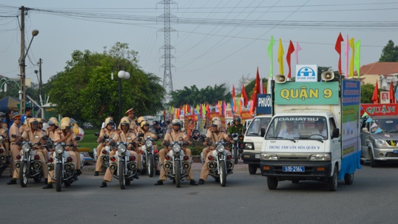 Lực lượng CSGT tổ chức tuyên truyền về an toàn giao thông.