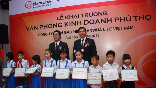 Đại diện Hanwha Life Việt Nam trao học bổng cho học sinh nghèo hiếu học của Trường Tiểu học Vân Cơ