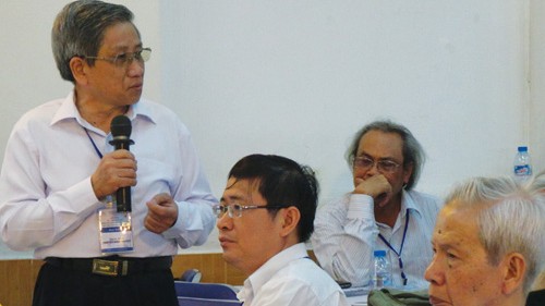 Phát biểu tại hội thảo, GS Nguyễn Minh Thuyết cho rằng chương trình - sách giáo khoa môn ngữ văn nên theo các mô hình hoạt động - Ảnh: Minh Luân