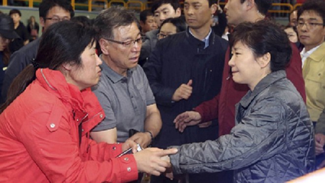 Tổng thống Park Geun Hye thăm hỏi gia đình các nạn nhân vụ chìm tàu Sewol. Ảnh: Yonhap.