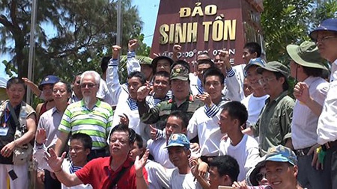 Ông David Nguyễn (áo thun sọc ngang) cùng các kiều bào trong chuyến ra thăm đảo Sinh Tồn (huyện Trường Sa, Khánh Hòa). Ảnh: Pháp Luật TPHCM