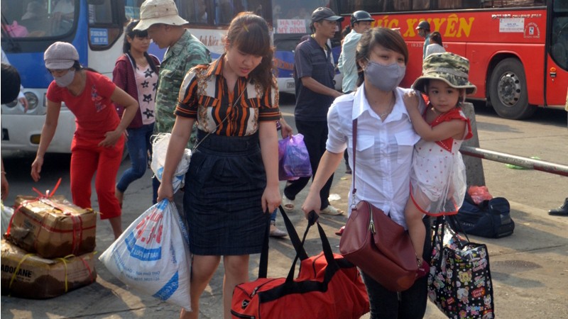 Hàng nghìn người vật vã trở lại Hà Nội sau kỳ nghỉ lễ