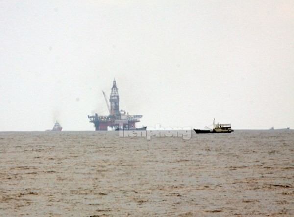 Giàn khoan Hải Dương 981 của Trung Quốc đặt trái phép trên vùng biển của Việt Nam. Ảnh: Nguyễn Huy
