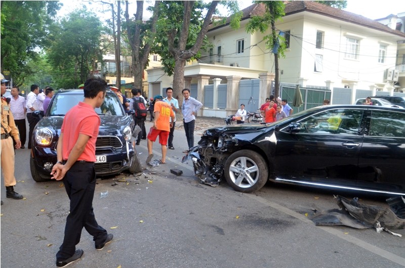 Vụ tai nạn khiến chiếc camry và chiếc mini cooper hư hỏng nặng phần đầu.