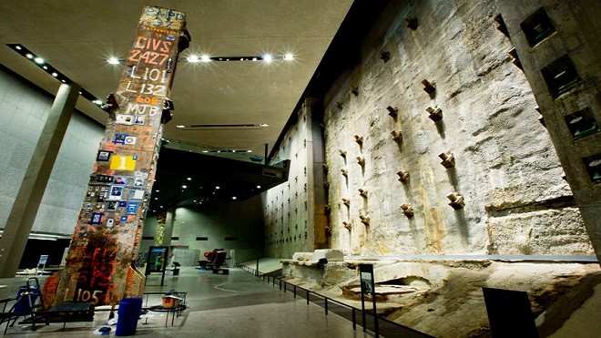 Một dầm thép còn sót lại của tòa Tháp đôi được trưng bày trong Bảo tàng 11/9 (Ảnh: Jin Lee)