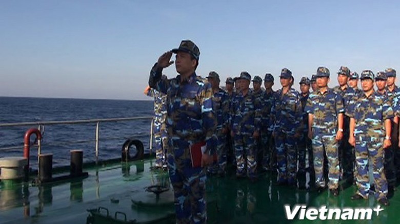Cán bộ chiến sỹ tàu Cảnh sát biển 8003 thực hiện nghi thức chào cờ Tổ quốc đầu tuần. (Nguồn: Vnews)