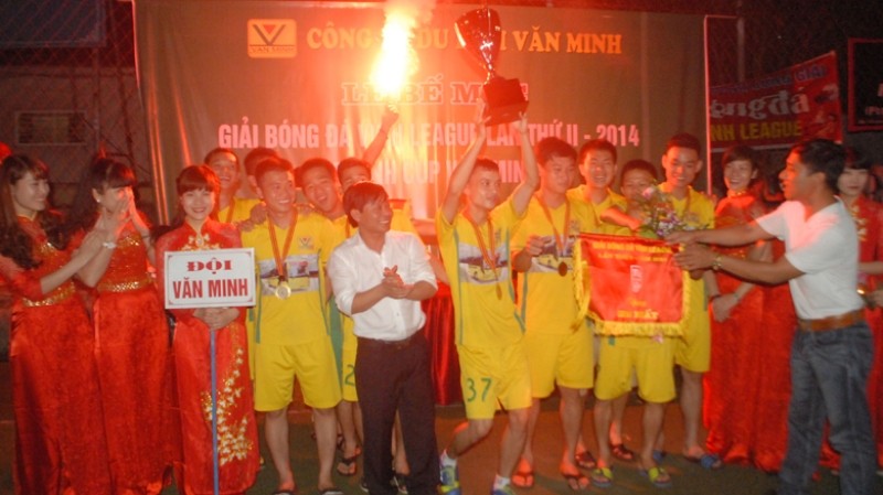 CLB FC Văn Minh của Quốc Vượng đăng quang Vinh League 2014.
