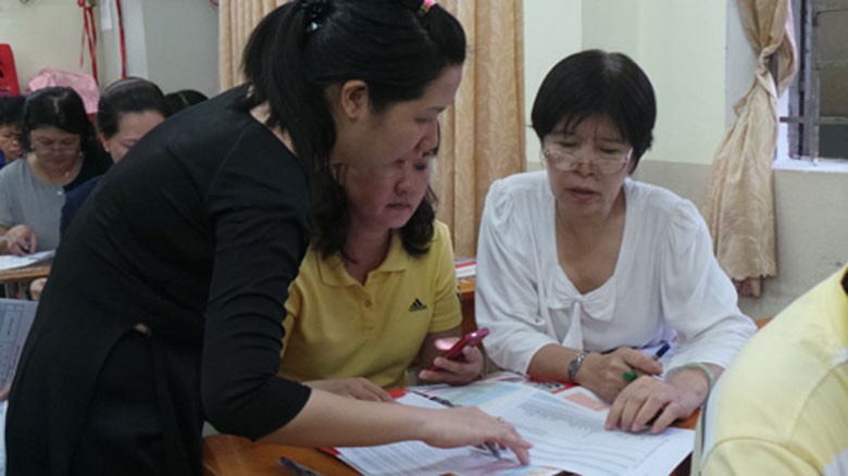 Giáo viên Trường THCS Lý Phong (Q.5) hướng dẫn phụ huynh lựa chọn nguyện vọng lớp 10 cho HS - Ảnh: Minh Luân (Thanh Niên).