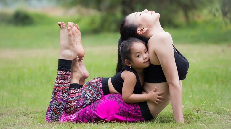 Ngắm Trà Ngọc Hằng tập yoga cùng cháu gái đáng yêu