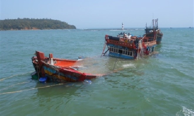 Tàu cá bị tàu Trung Quốc đâm chìm đã vào bờ an toàn