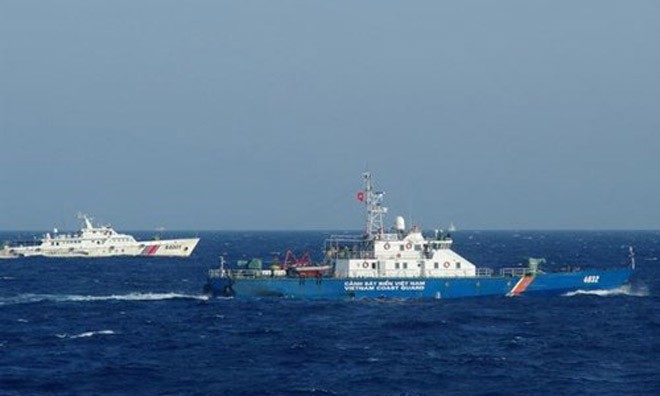 Tàu hải cảnh Trung Quốc (bên trái) đeo bám tàu Cảnh sát biển Việt Nam đang làm nhiệm vụ. (Ảnh: Công Định-Hữu Trung/TTXVN).