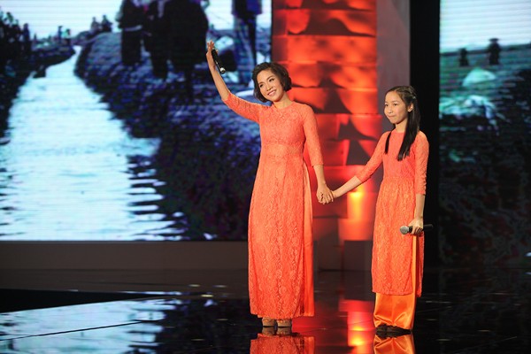 Diva Mỹ Linh và con gái Mỹ Anh thể hiện ca khúc "Đưa cơm cho mẹ đi cày".