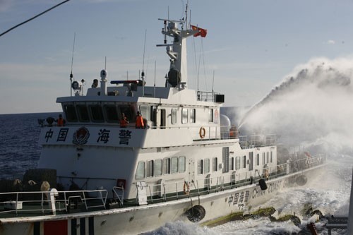 Tàu Trung Quốc bắn nước và đâm thẳng tàu CSB 2016 - Ảnh: Thanh Niên