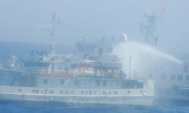 àu Trung Quốc vây hãm và phun vòi rồng vào tàu Việt Nam ngay tại vùng biển của Việt Nam. (Ảnh: Văn Sơn/TTXVN)