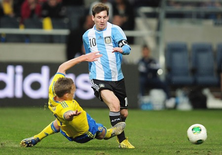 Lionel Messi đi bóng trong trận gặp Thụy Điển.