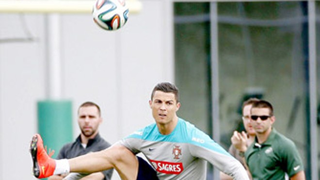 Cristiano Ronaldo chỉ tập nhẹ với đội tuyển Bồ Đào Nha.