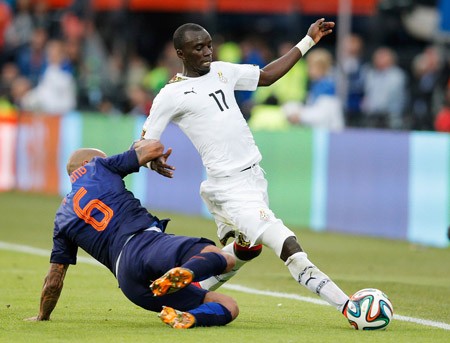 Mohammed Rabiu (Ghana, phải) trong trận gặp Hà Lan.
