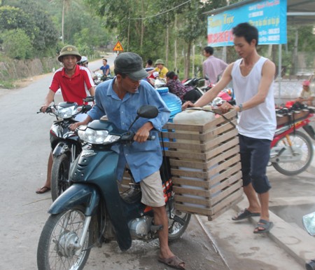 Cứ buổi chiều, người dân xã Khánh Sơn và khu vực lân cận lại đổ xô tới Cống Kẹp mua nước về dùng.