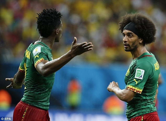Cầu thủ Cameroon dùng 'thiết đầu công' với đồng đội ngay trên sân