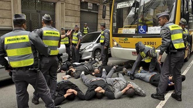 Cảnh sát Brazil trấn áp hooligan.