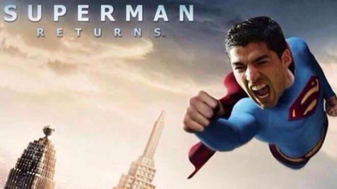 Sau cú đúp vào lưới ĐT Anh, Suarez được CĐV ví như "siêu nhân".
