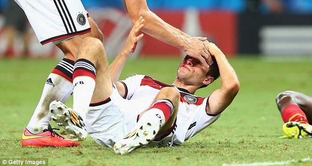 Muller nằm sân với những vết máu loang lổ trên mặt