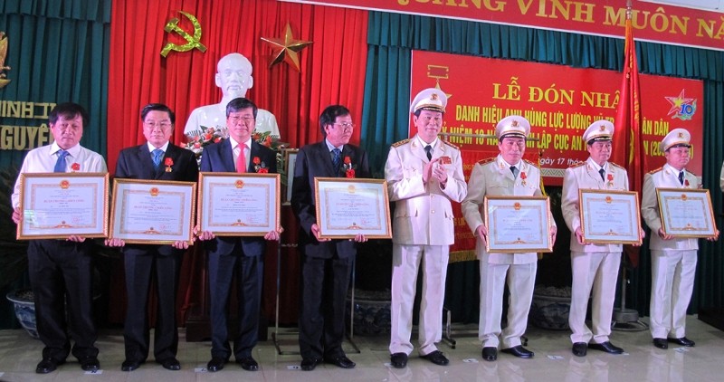 Đại tướng Trần Đại Quang trao chứng nhận Danh hiệu Anh hùng Lực lượng vũ trang nhân dân cho Cục An ninh Tây Nguyên.