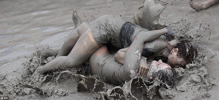 Độc đáo Lễ hội tắm bùn lớn nhất thế giới