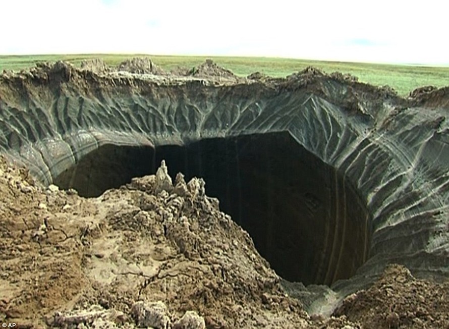 Giải mã miệng hố bí ẩn rộng gần trăm mét ở Siberia