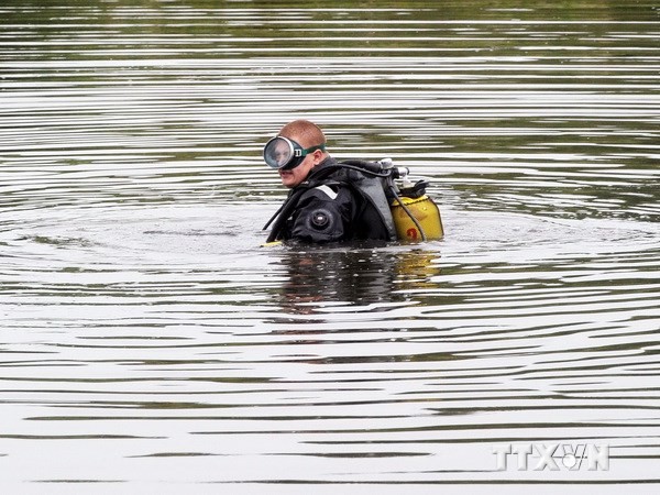 Thợ lặn tìm kiếm chiếc hộp đen tại khu vực máy bay rơi. (Ảnh: AFP/TTXVN