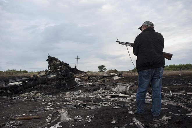 Một tay súng ly khai tại hiện trường vụ rơi máy bay MH17. (Nguồn: AP)
