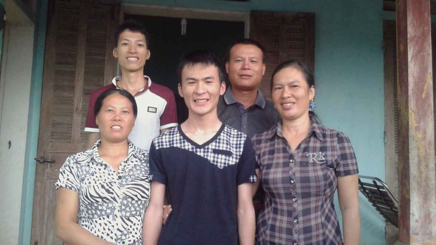 Nguyễn Văn Hinh - Tân thủ khoa Học viện Quân Y cùng gia đình. Ảnh: Nhân vật cung cấp.
