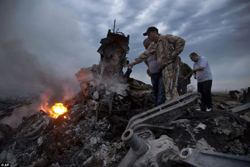 Hiện trường máy bay MH17 rơi (Ảnh: AP)