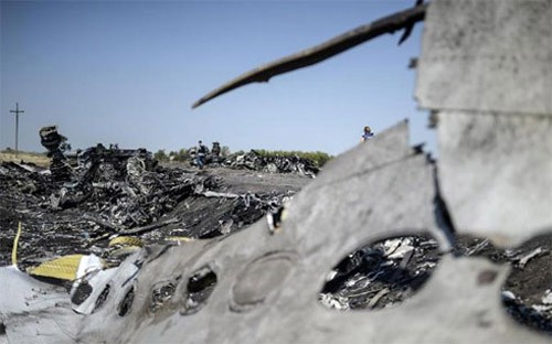 Hiện trường vụ rơi máy bay ở làng Grabovo, Ukraine (Ảnh: AFP)