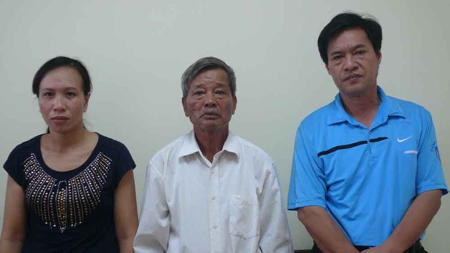 Ba đối tượng bị khởi tố gồm Lê Duy Việt (áo xanh), Nguyễn Công Minh và Nguyễn Thị Hồng Nhung. 