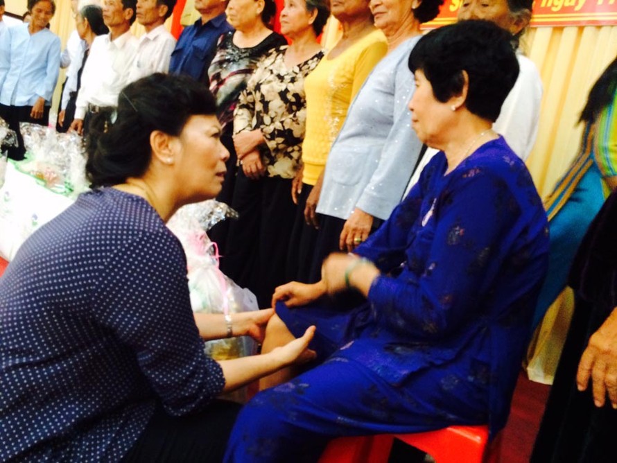 Bà Mai Thị Hạnh- Phu nhân Chủ tịch nước Trương Tấn Sang thăm hỏi những cựu tù ở tỉnh Sóc Trăng.