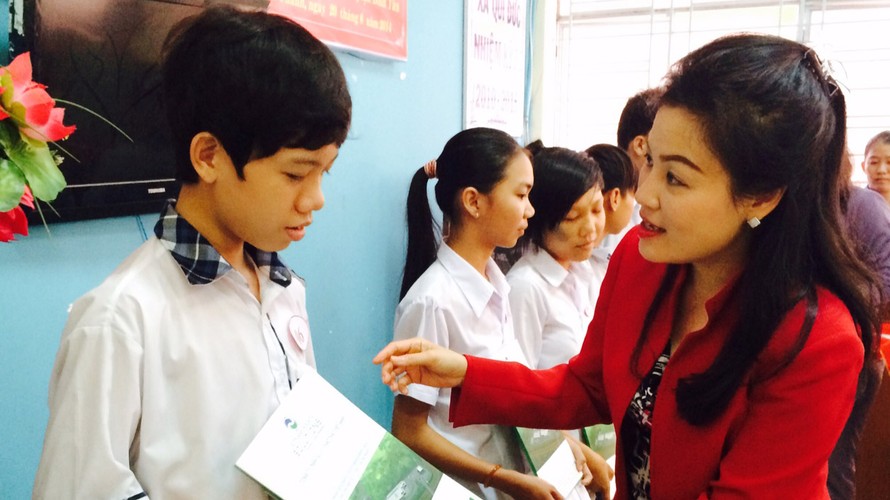 Bà Huỳnh Thị Lan Phương - Phó Tổng giám đốc VWS trao học bổng cho học sinh nghèo ở huyện Bình Chánh.