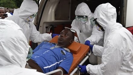 Nhân viên y tế chuyển một bệnh nhân nhiễm Ebola tới bệnh viện ở Biankouma, Costa Rica ngày 14/8. (Nguồn: AFP/TTXVN)