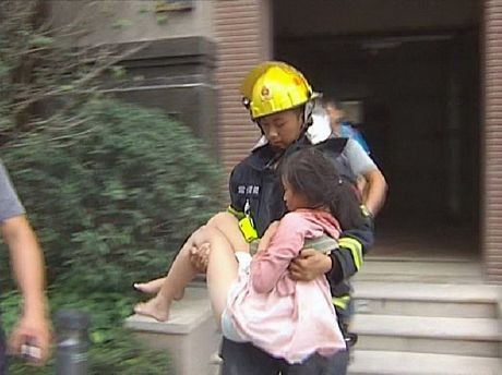 Giải cứu bé gái rơi vào ống khói tòa nhà 33 tầng