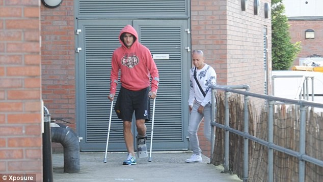 Fellaini ở lại M.U vì dính chấn thương nặng