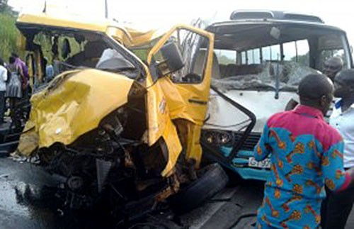 Vụ tai nạn xe buýt tại Ghana cướp đi sinh mạng của 21 người vô tội (Ảnh: Wapbaze)