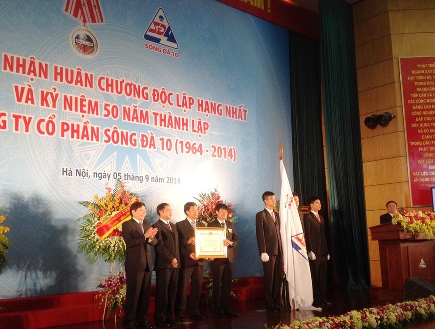 Lãnh đạo Cty Sông Đà 10 đón nhận Huân chương Độc lập hạng nhất.