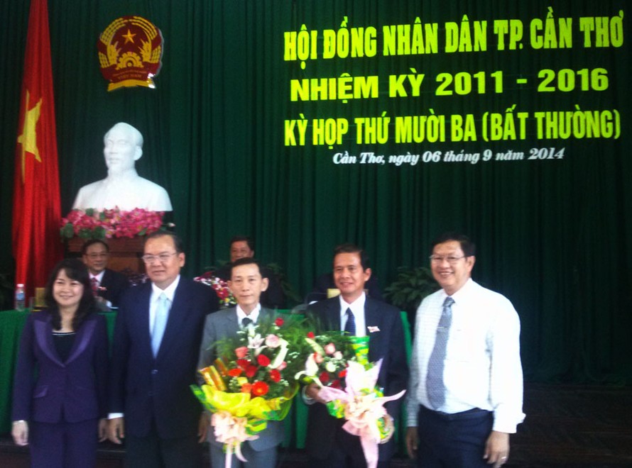 Ông Nguyễn Thanh Dũng (thứ 2, từ phải sang trái) cùng lãnh đạo TP Cần Thơ.