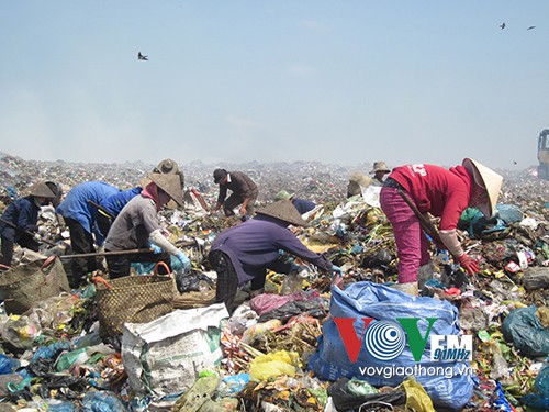 Hàng chục người tham gia nhặt rác tại bãi rác Tân Lập